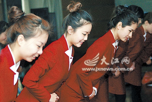 现在很多大学开设空乘专业招收初高中毕业生,