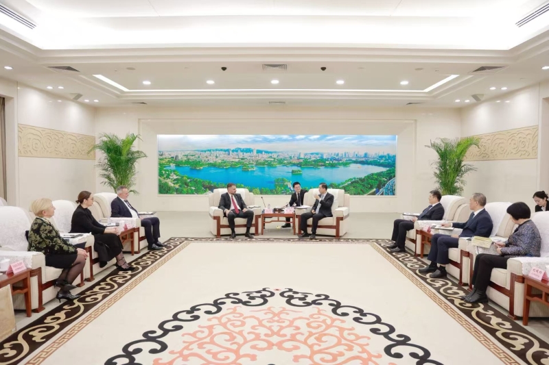 刘强会见塞尔维亚诺维萨德市市长扎尔科·米钦