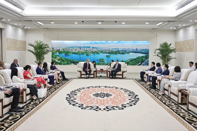 刘强会见美国萨克拉门托市市长凯文·麦卡迪