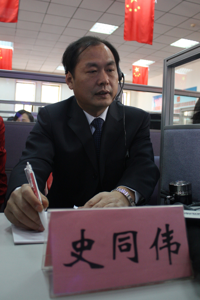 市商务局到12345市民服务热线接听电话