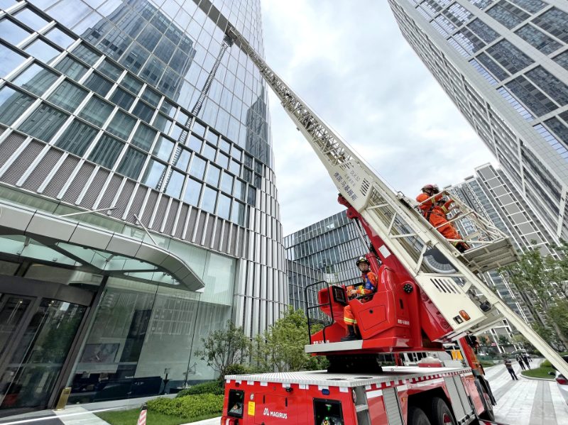 全市第一消防登高车守护济南第一高楼云鼎大厦高层建筑消防演习举行