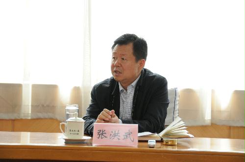 长清区区长张洪武接听12345热线