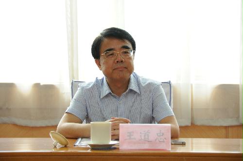 市仲裁委主任王道忠接听12345热线