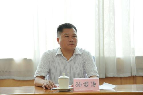 市残联理事长孙君涛接听12345热线