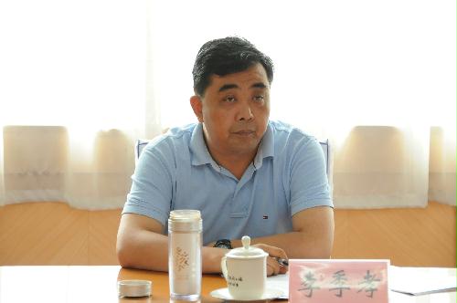 市农业局局长李季孝接听12345热线