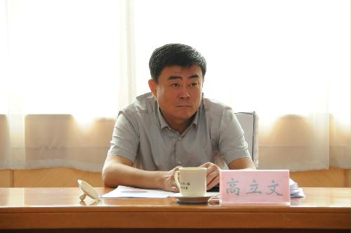 济南市人民政府 图片新闻 市环保局局长高立文接听12345热线