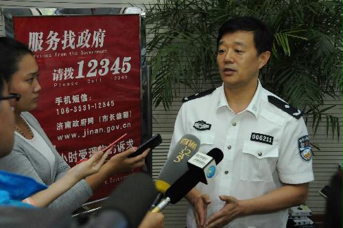 市公安局副局长市交警支队支队长王宗岩接听12345热线