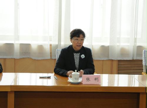 市财政局局长张利接听12345热线