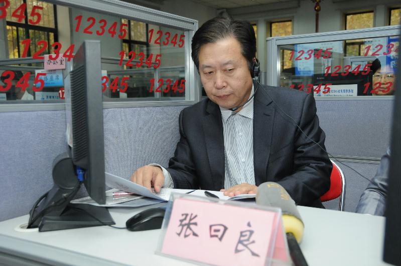 市水利局局长张曰良接听12345热线