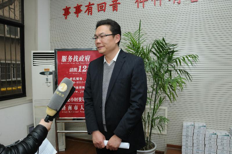 济南高新区党工委书记徐群接听12345热线