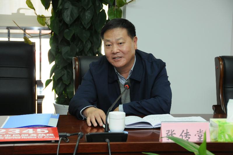 市政府秘书长李胜利接听12345热线