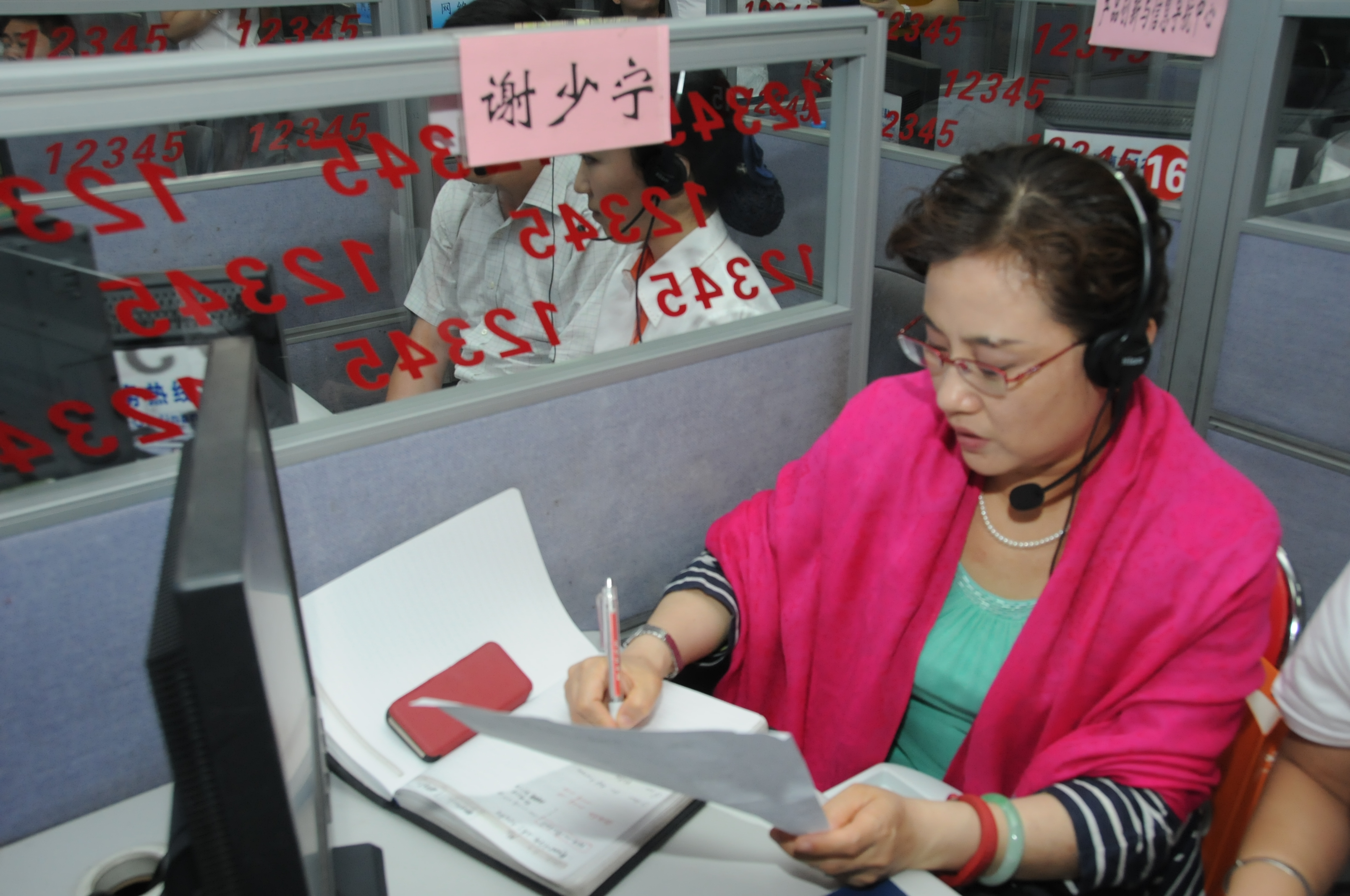 济南联通总经理郝立谦接听12345热线