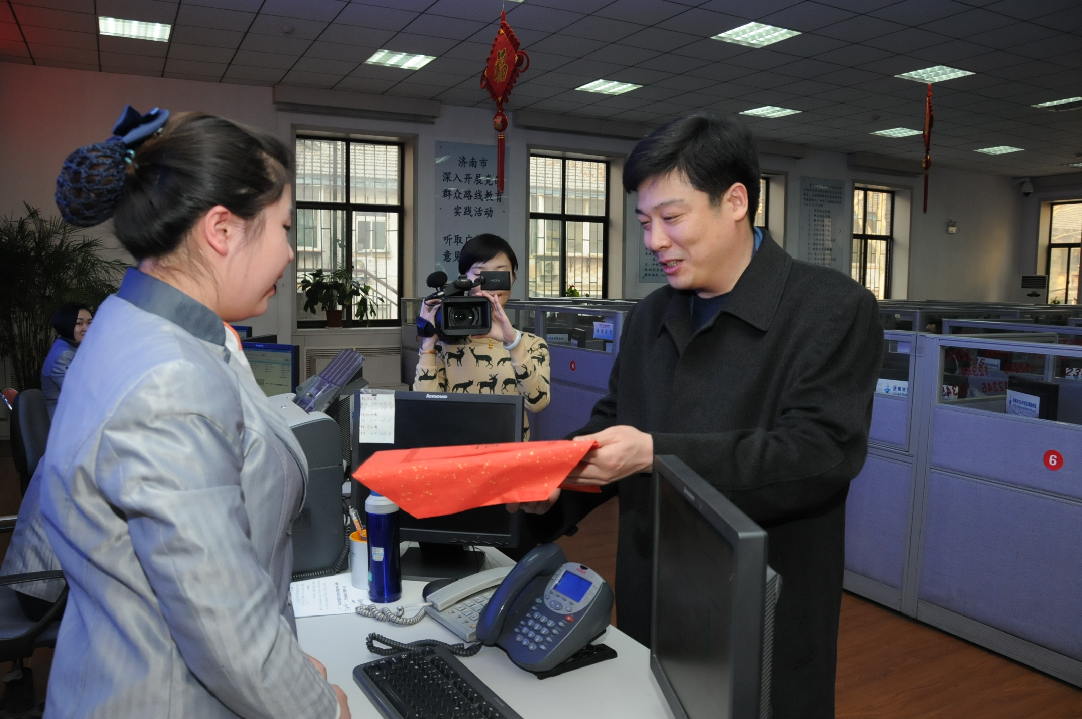 济南联通总经理郝立谦到12345热线慰问受理员