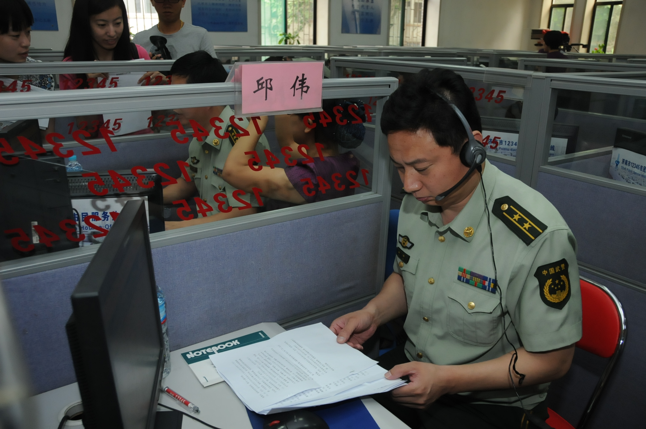 济南边检站站长张广保接听12345热线