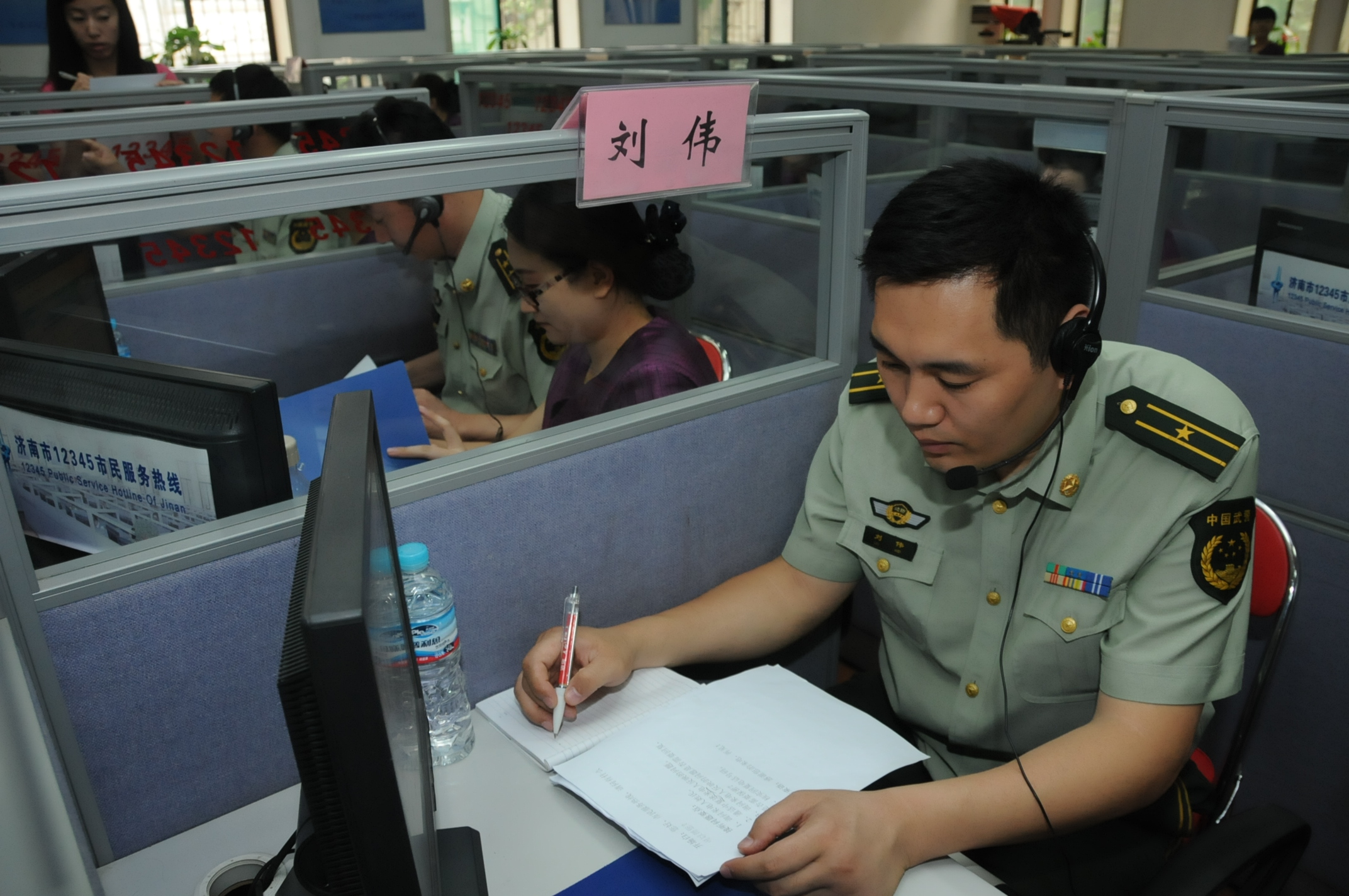 济南边检站站长张广保接听12345热线