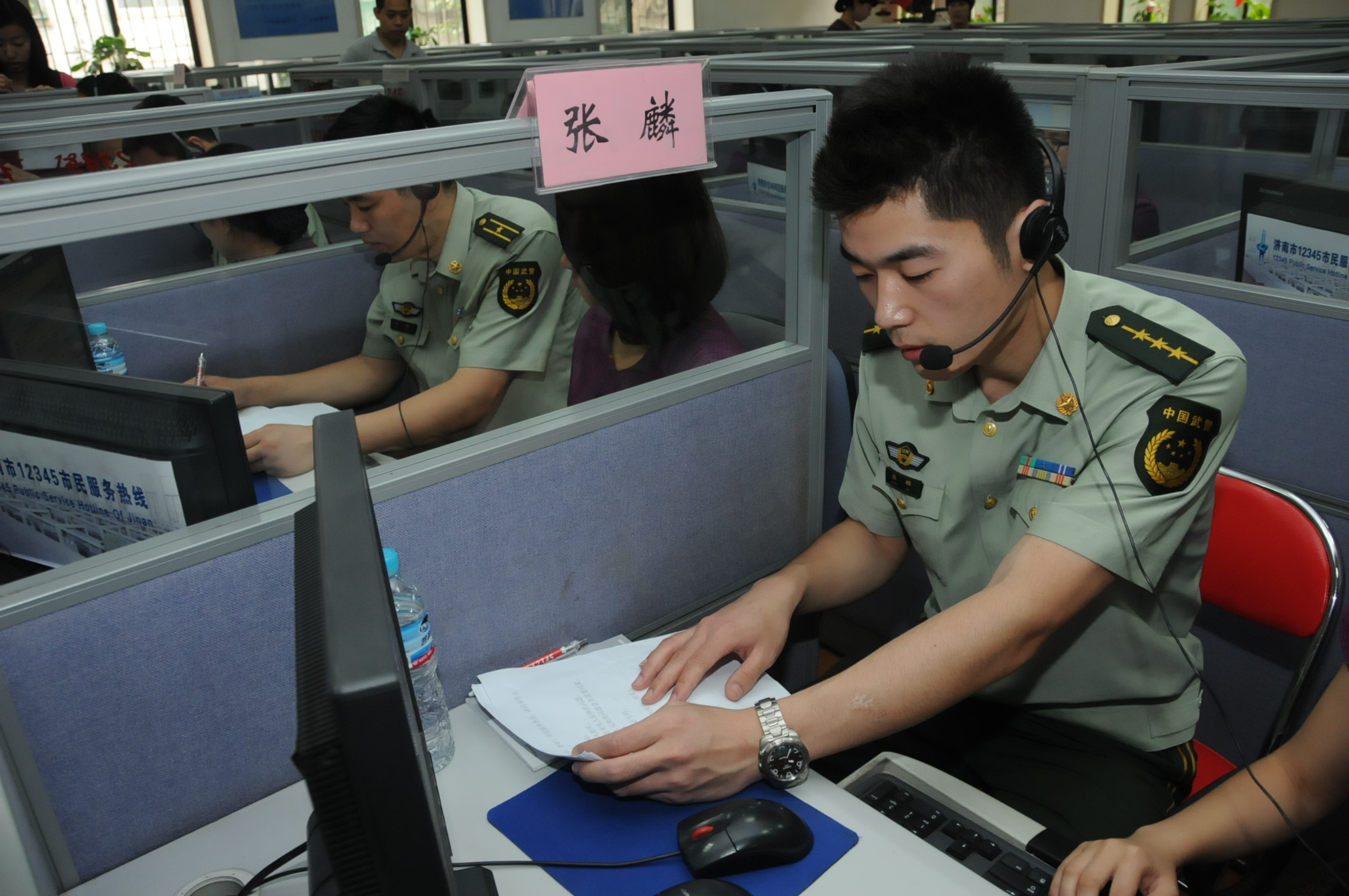 济南边检站站长张广保接听12345热线