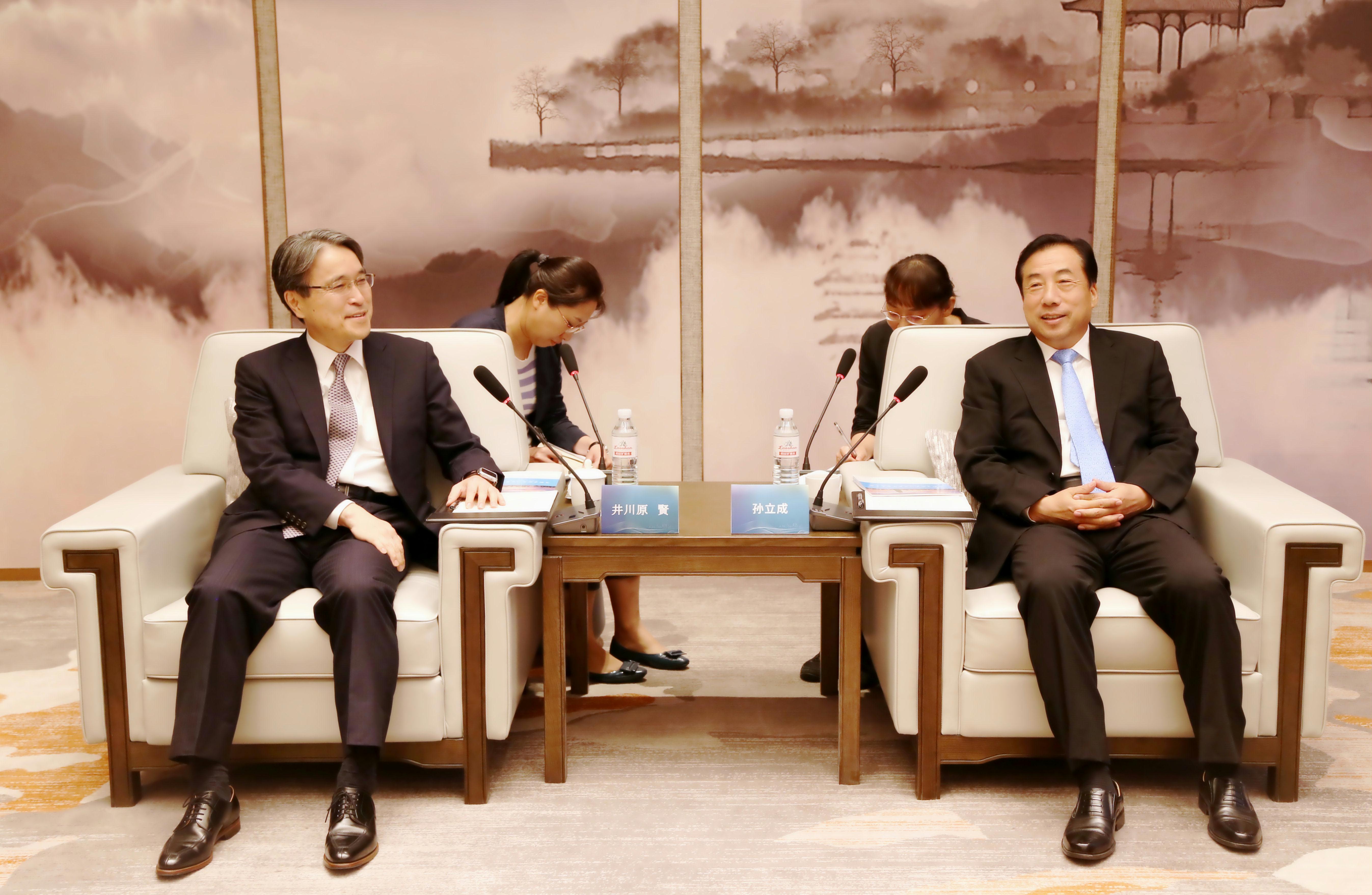 市领导蒋晓光,尹清忠参加会见.