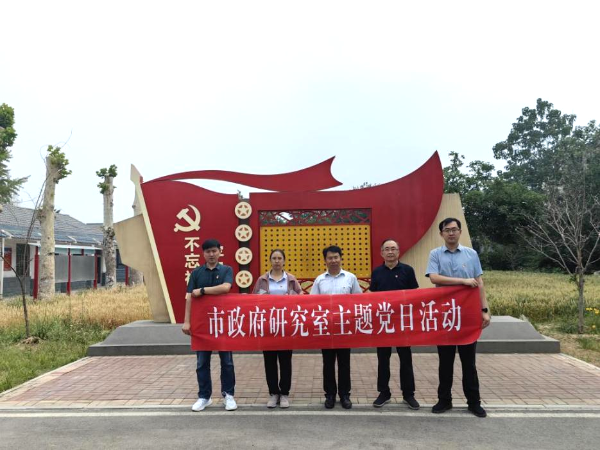 通过参观辛锐纪念馆的各个展厅,经济党支部全体党员深入了解了辛锐